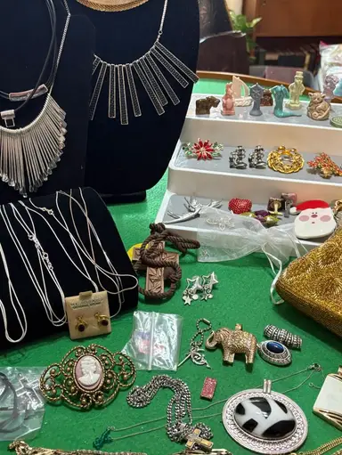 Jewelry and Wades and a couple purses ☺️