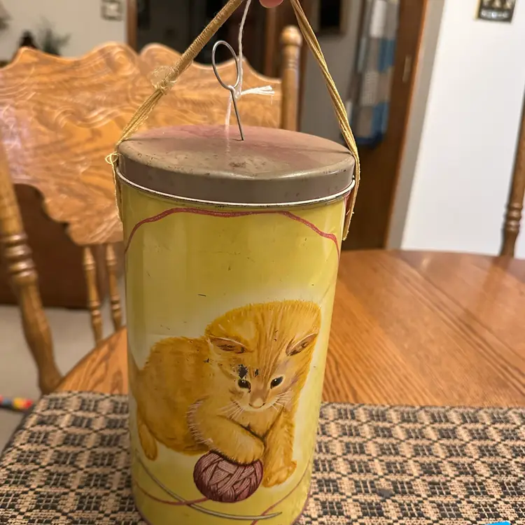 Vintage Kitty Cat Sewing Tin From Olive Can Chicago With Yarn And Crochet Hooks