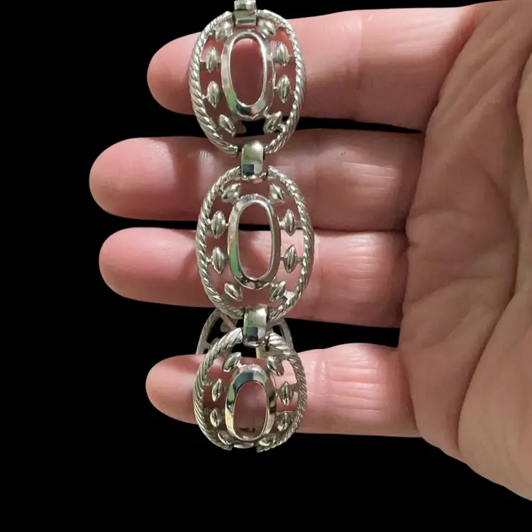 #23. Gorgeous Vintage Silvertone Crown Trifari Oval Link Bracelet.