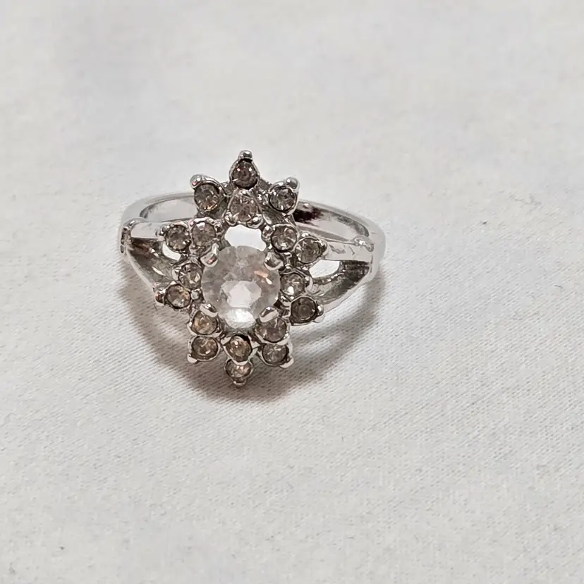 #17 sz 6 Cluster Clear Stone ring