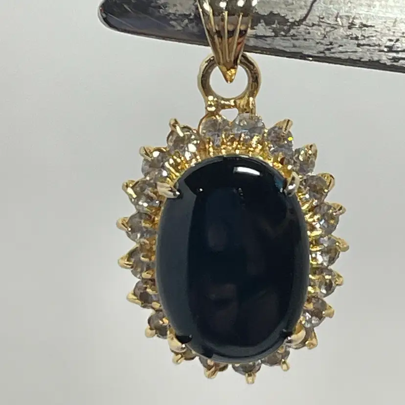 005 Gold Tone, Glass Stones Pendant