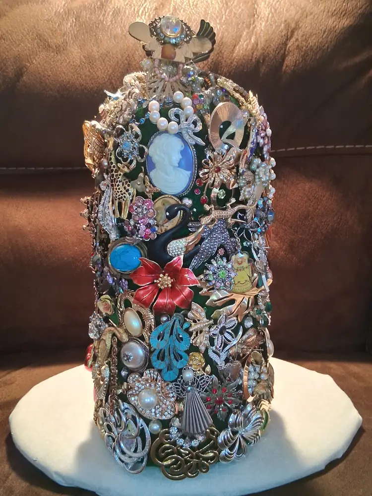 BEAUTIFUL BROOCH TREE TO BE AUCTIONED!! Plus Single Brooches Too!