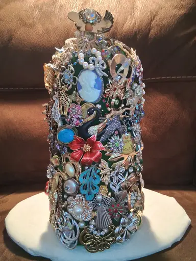 BEAUTIFUL BROOCH TREE TO BE AUCTIONED!! Plus Single Brooches Too!