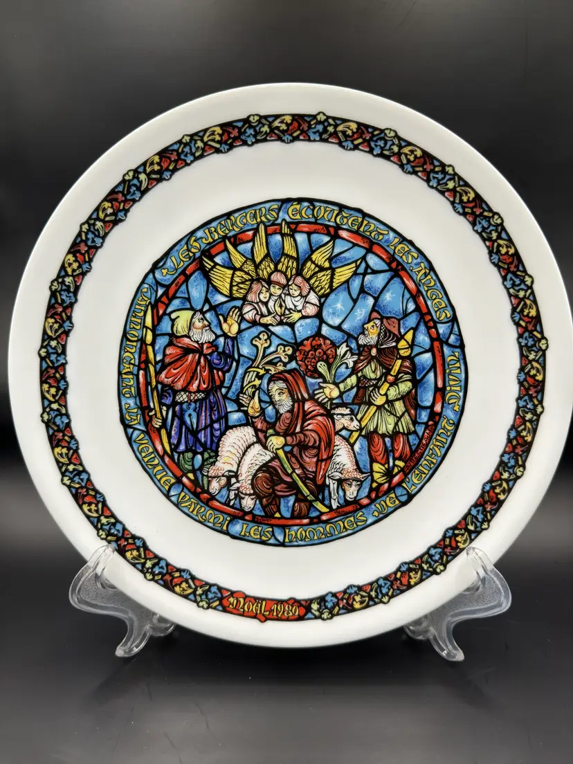 Vintage 1980 Noel Vitrail #6 : Joyeuse Nouvelle Christmas Holiday Porcelain Plate, By Henri D’Arceaul, Made In France