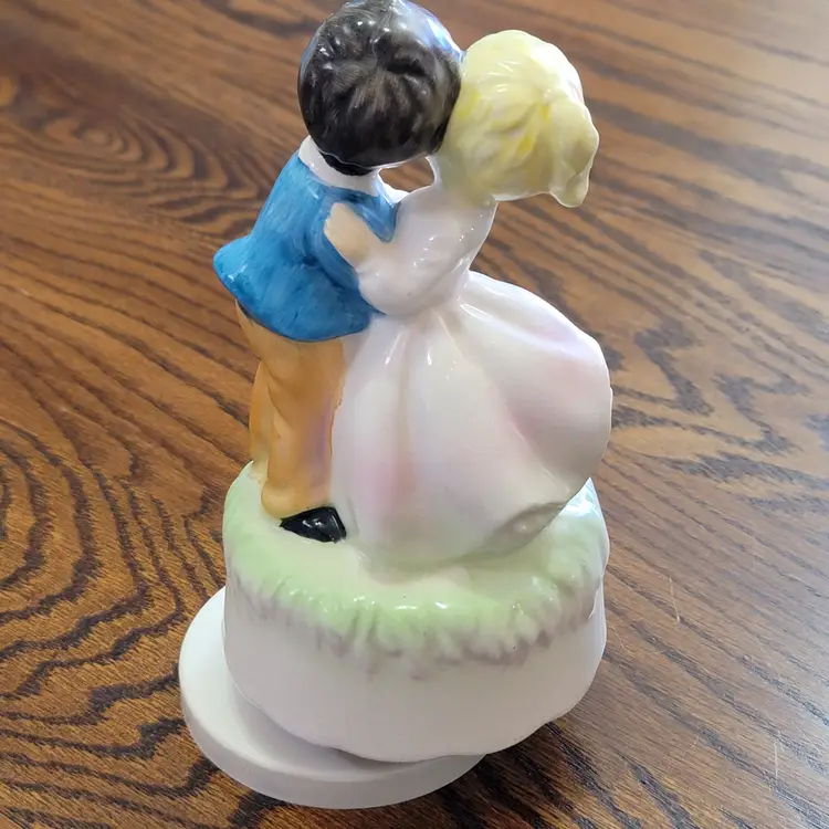 Sankyo Ceramic dancing couple music box