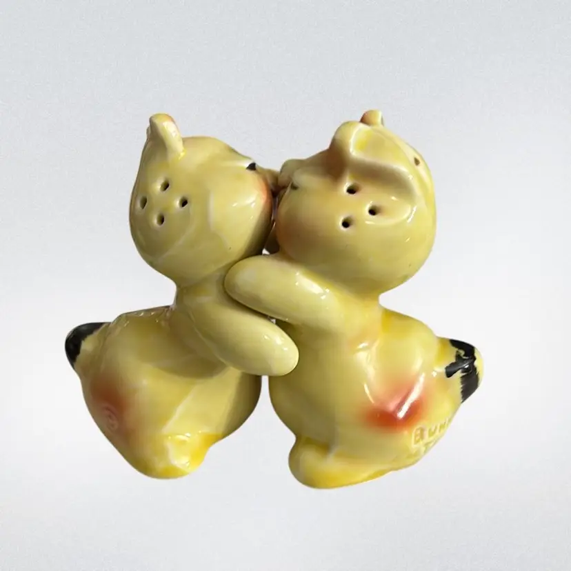 F- Bunny Hug Vantelligen Salt And Pepper Shakers