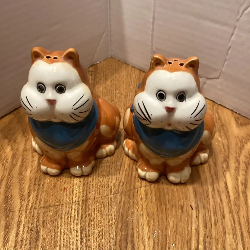 Kitty cat salt and pepper shakers