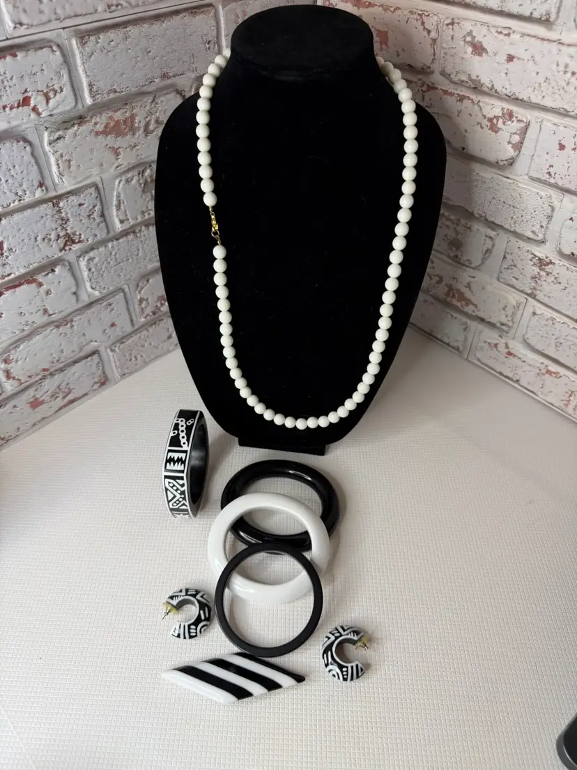 A Set If Black And White Costume Jewelry Looks Like On Has Etched With Starts