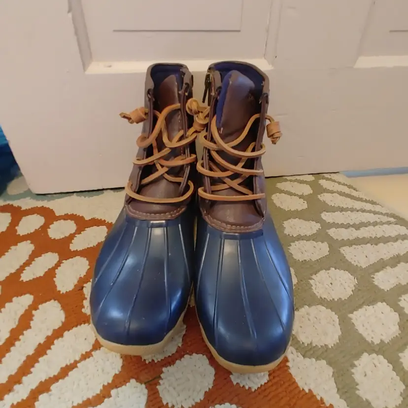 Shoes: Brand- Sperry. Navy & brown boots. Size Girls 5, EU 37. Good Used condition. See pics.