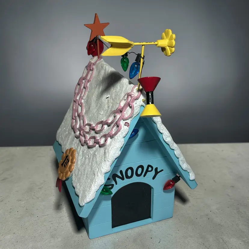 Hawthorne Village Peanut's Very Merry Christmas Snoopy's First Place Dog House  AS IS. There is an ornament that has broken off. See pic.