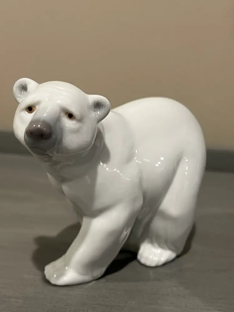 Beautiful Lladró Attentive Polar Bear porcelain figurine, Retired!