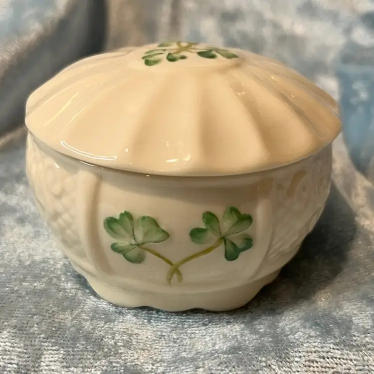 07. Belleek Nadine Trinket Box
