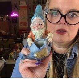 Garden gnome figurine