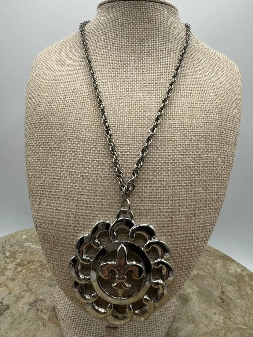 Vintage Fleur De Lis Silver Tone Necklace