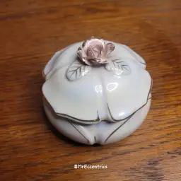 Porcelain trinket box