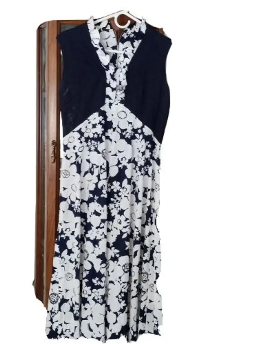 #333 woman's gown size medium  black & white good cond