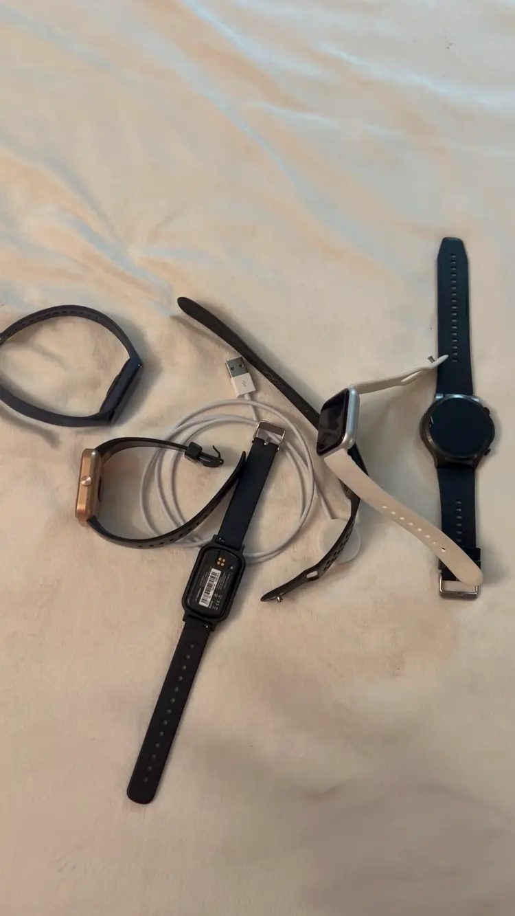 Lot of 6 smart watches with a possible Apple And Charger