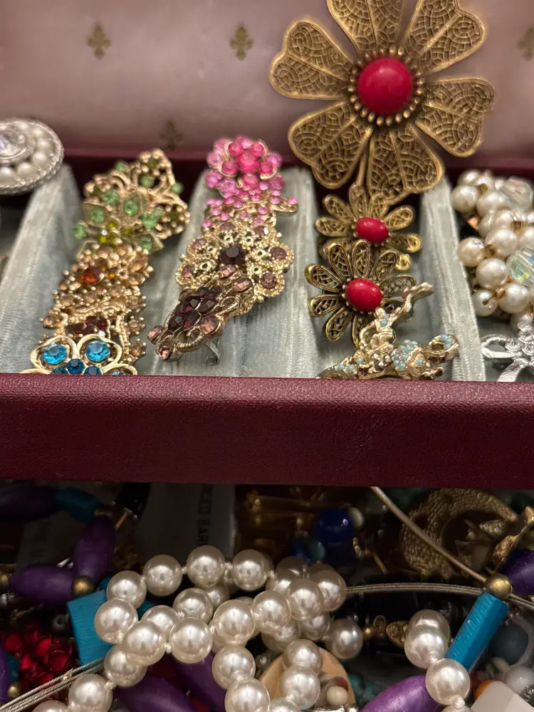 Pop Up Vintage Jewelry Dig