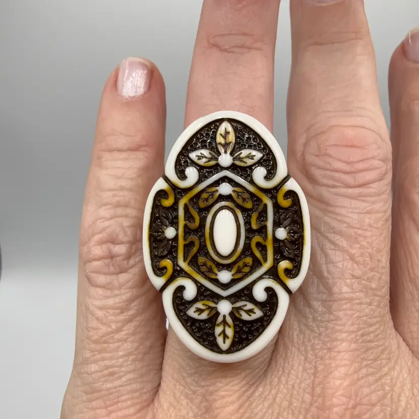 Plastic Resin Chunky Flower Medallion Ring Size 7 1/2 Or 8