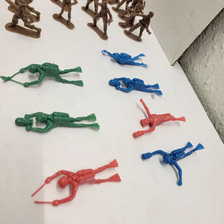 Lot Of Vintage Army Men, Plastic Scuba Divers Vehicles Wounded Soldiers