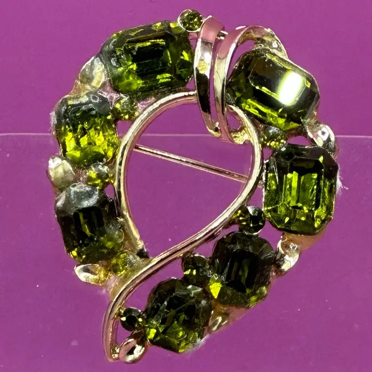 Vintage Lisner Peridot And Rhinestone Gold Tone Teardrop Brooch