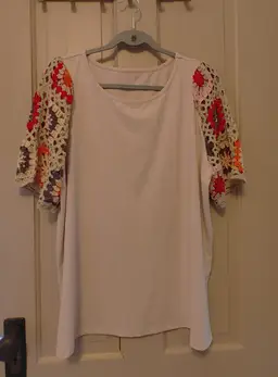 Top- Brand: Unknown. Cream top with crochet sleeves. Size 2X. Material- 95 polyester, 5 elastane. No callouts.