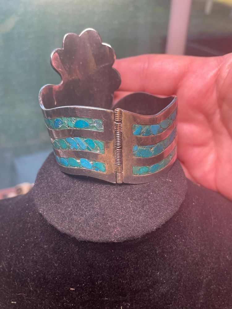 Beautiful Large Sterling Silver Hinged Bracelet with Inlay Turquoise Chips