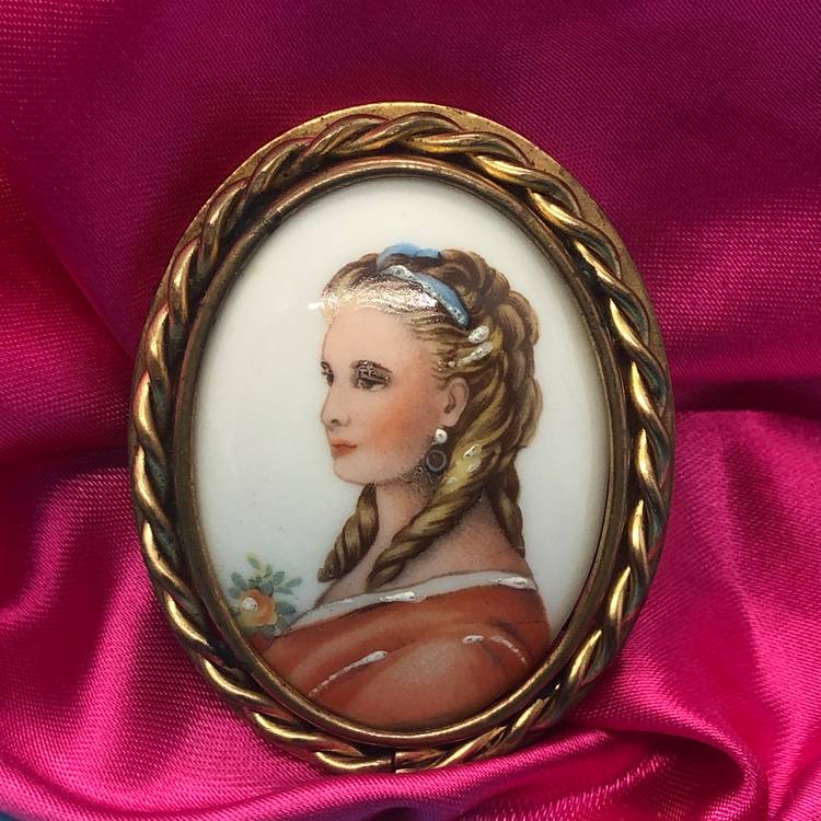 LIMOGUE  FRANCE HAND PAINTED BEAUTIFUL CAMEO ON PORCELAIN W, GOLD FILLED FRAME
