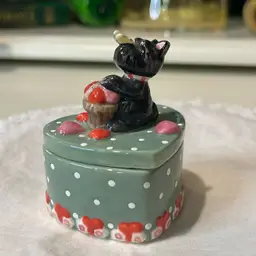 32. MARY ENGELBREIT HENRY SCOTTIE DOG PORCELAIN TRINKET BOX