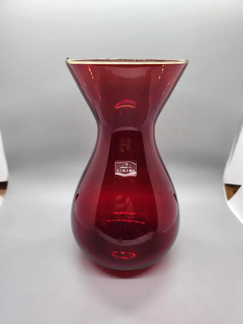 24AHN12 Viking Red Vase/Carafe - 9in