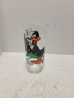 Vintage Looney Tunes 1976 Pepsi Glass Featuring Daffy Duck and Pepe Le Pew!