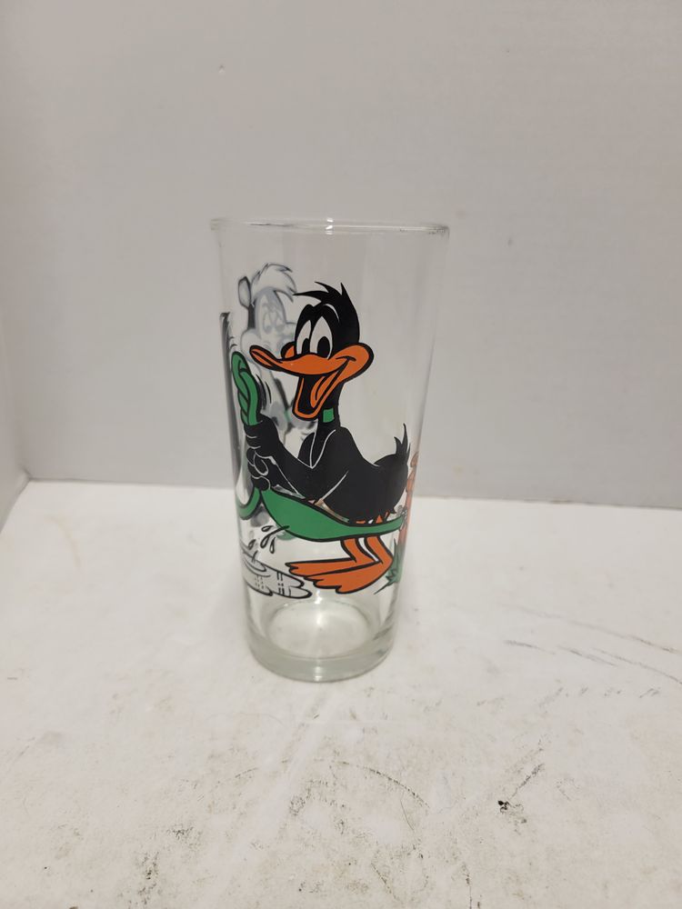 Vintage Looney Tunes 1976 Pepsi Glass Featuring Daffy Duck and Pepe Le Pew!