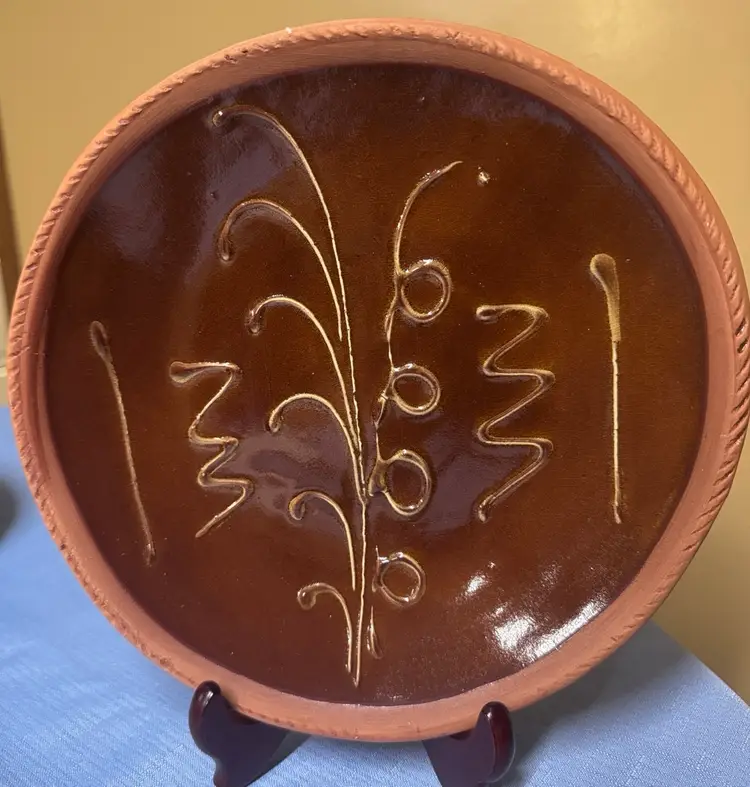 OLD STURBRIDGE VILLAGE POTTERY NEW ENGLAND REDWARE SLIP ART - 9.5" PLATE