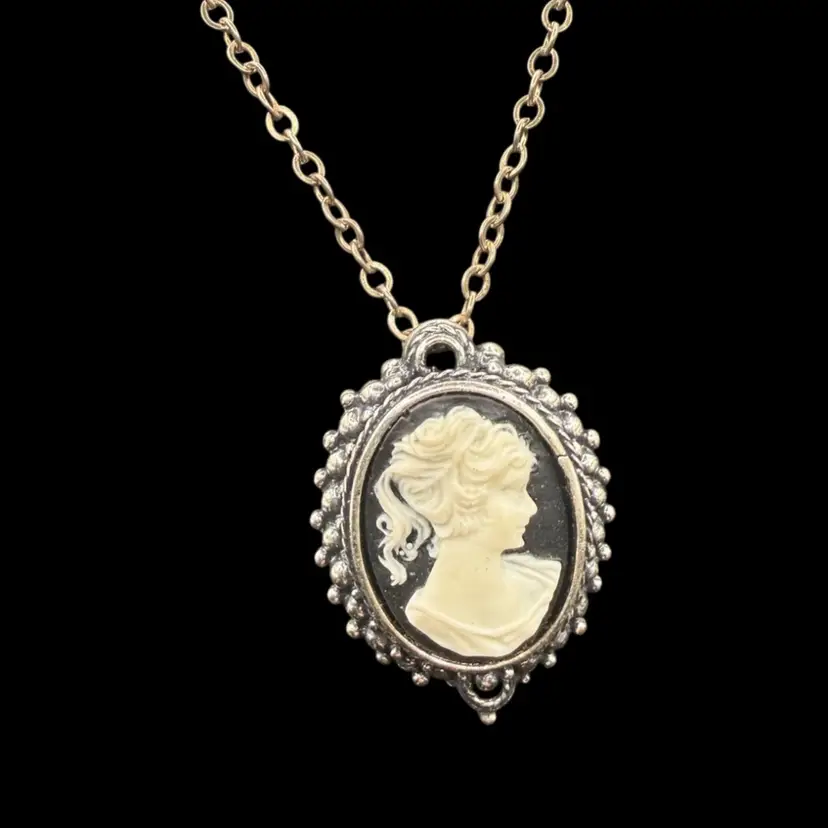 Vintage Sterling Silver Cameo Pendent