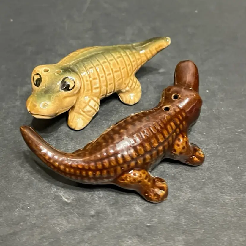 MARKDOWN! Mismatched Alligators Florida Souvenirs Salt & Pepper Shakers