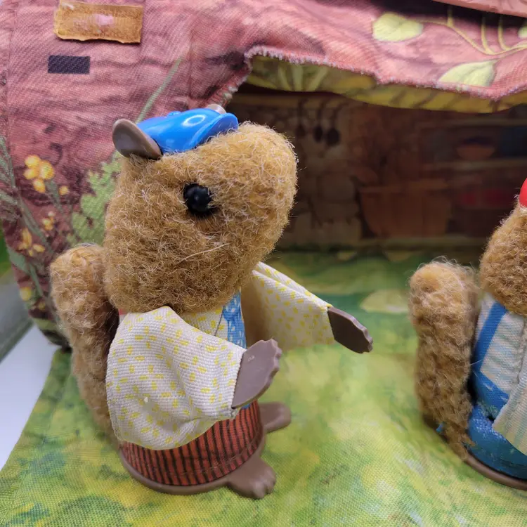 Vintage Fisger Price Woodsy Squirrel Family Log House Playset 2 Sqirrels & Home