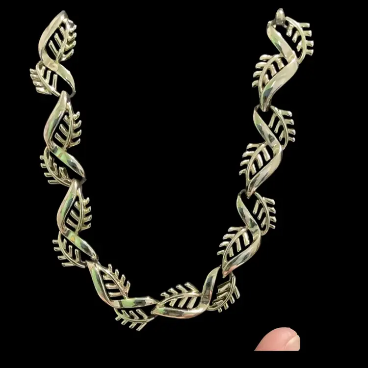 Vintage Goldtone Coro Choker. Beautiful Goldtone Leaf Link Details.