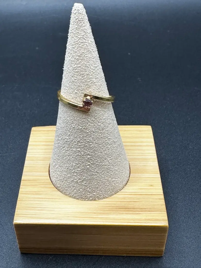 A050 - Avon Dainty Single Stone Ring Size 7