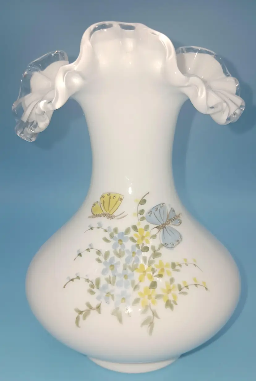 Fenton ,Silver Crest Vase With Hand Painted Blue And Yellow Butterfly And Floral Motifs.
This Piece Of Fenton Has It's Original Fenton Sticker On It.
