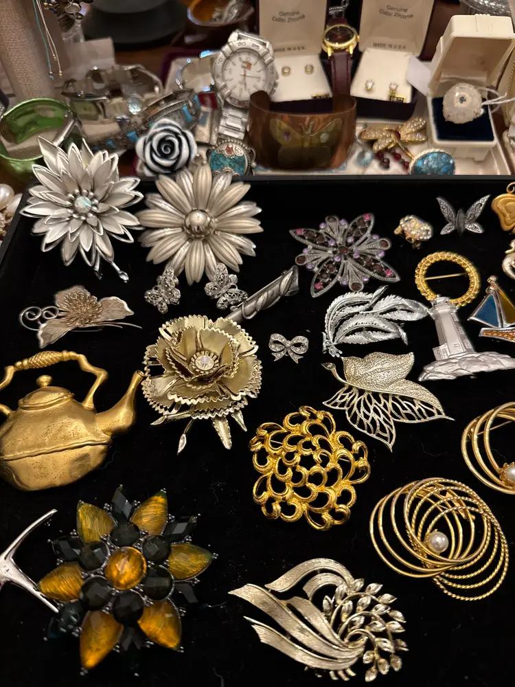 Pop up Show. Vintage Brooches And Christmas Pins 