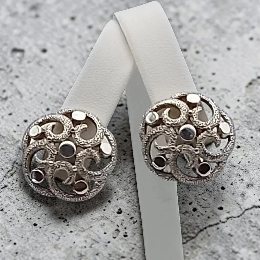 Vtg Crown Trifari Round Textured Swirl Silver Tone Clip On Earrings Classic