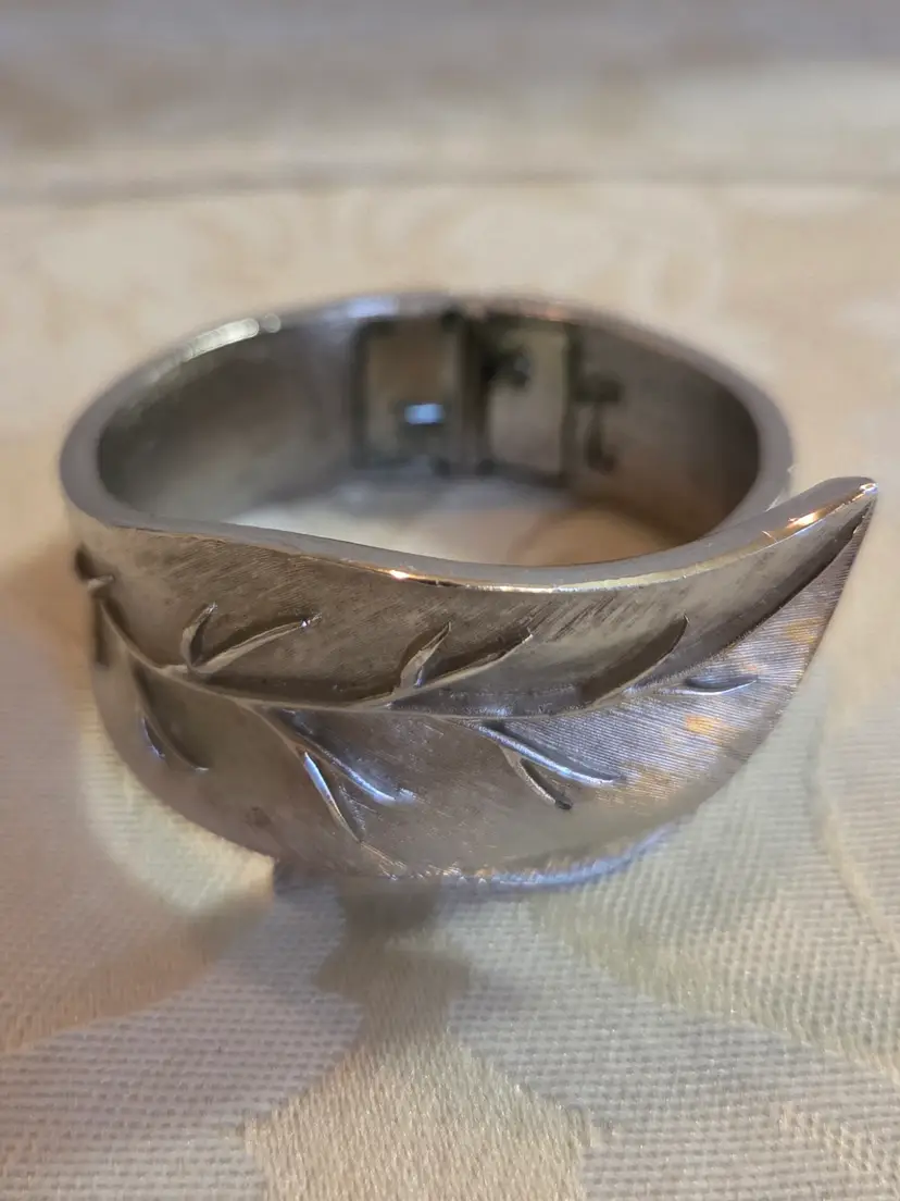 Vintage Trifari Brushed Silver Tone Leaf Hinged Bracelet Bangle