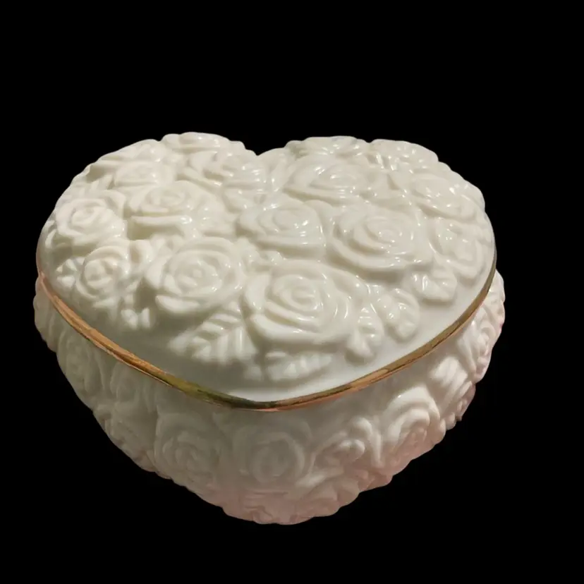 Beautiful Lenox Heart Shaped Porcelain Trinket Box. With Texture Rose Bud Design. And Goldtone Accents. Handcrafted Made In China