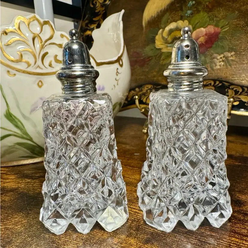 😻 Silver Plated tops, cut crystal salt & pepper shaker set w/diamond pattern and F.B. Roger’s Silver Co.