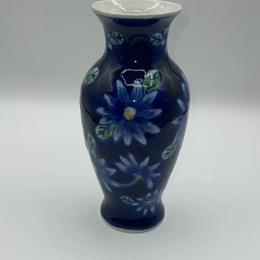 Blue And White (green Leaves) Vase 8” Made In China