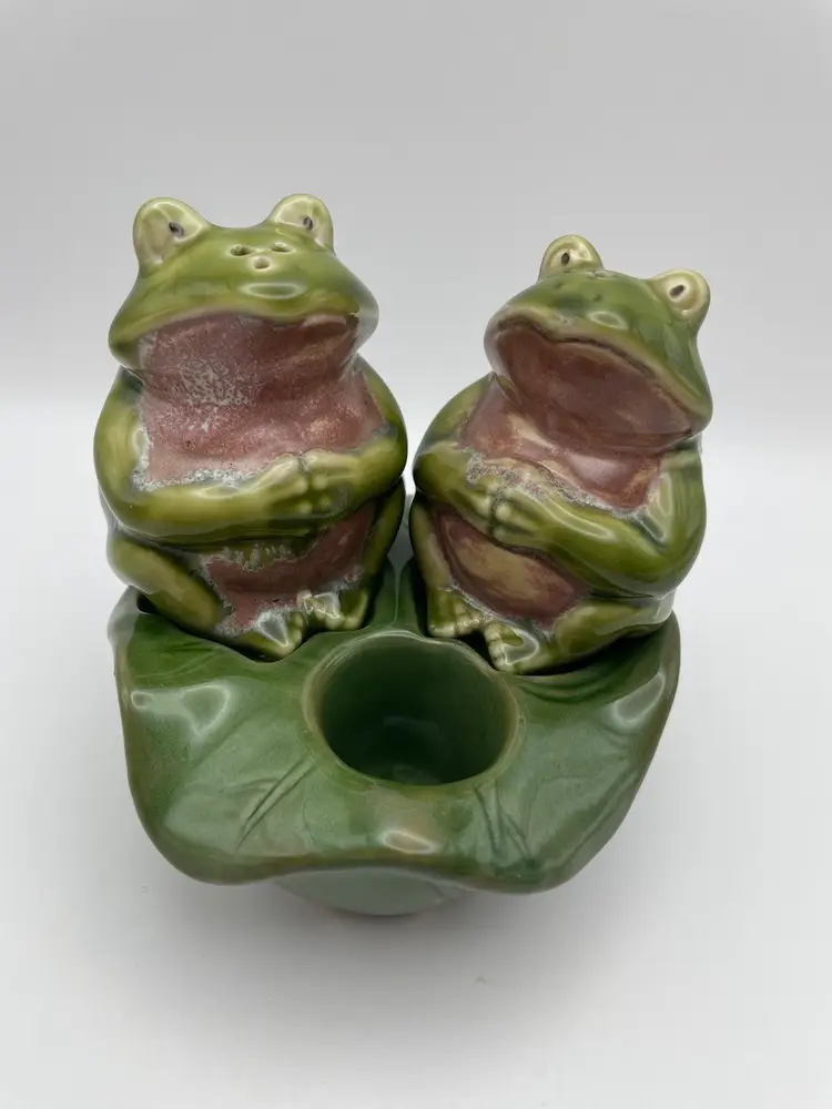 Pier 1 Imports, Green Frogs Lily Pad, Ceramic Salt & Pepper Shakers, 4.75” Tall