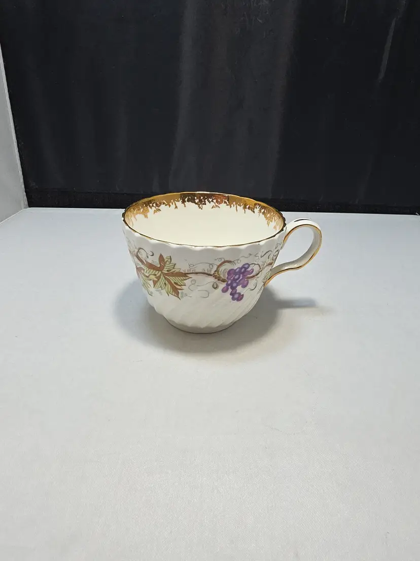 Aynsley England Bone China Grape & Leaf Tea Cup Gold Trim Vintage (Q)
