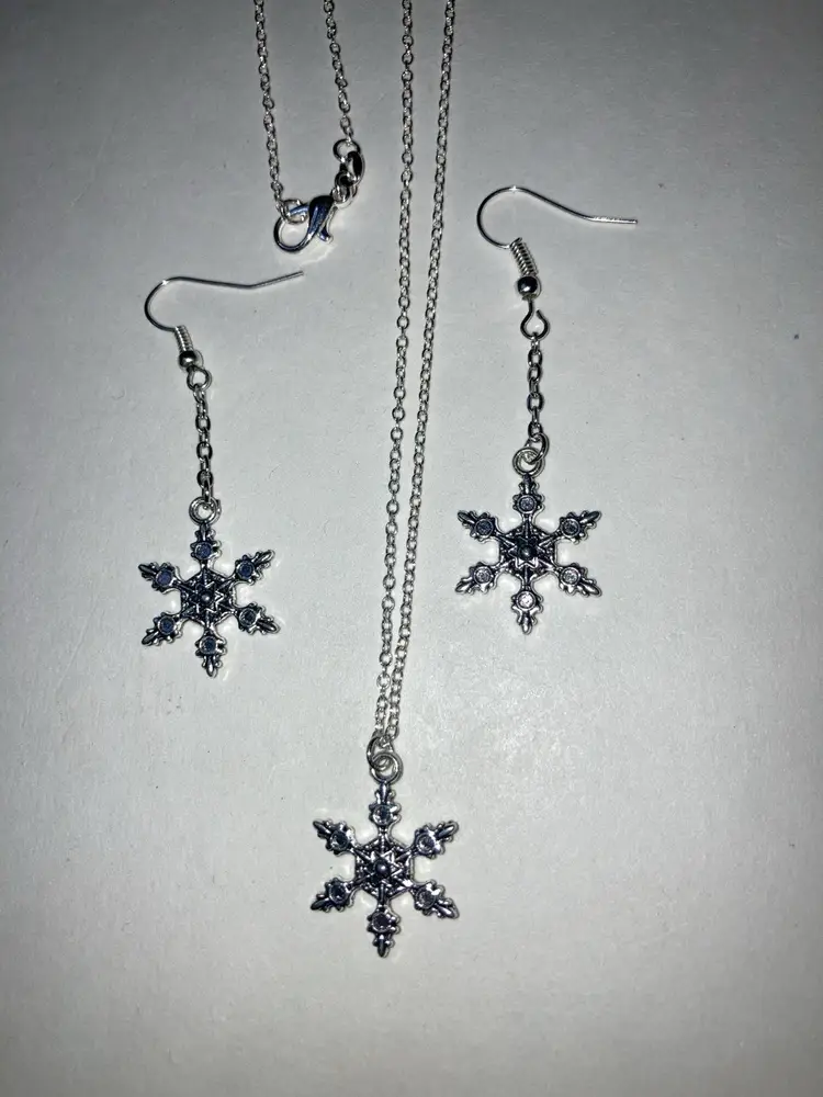 Christmas Gift! 🎄 HAND MADE BY ME! NEW Snowflake  Matching Necklace And Earrings Set! 18” Chain! Will Arrive In Jewelry Gift Box!