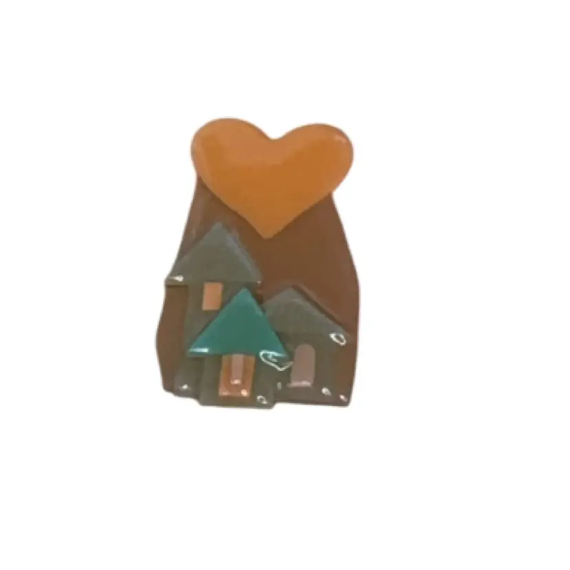 L04 Lucinda House Pin