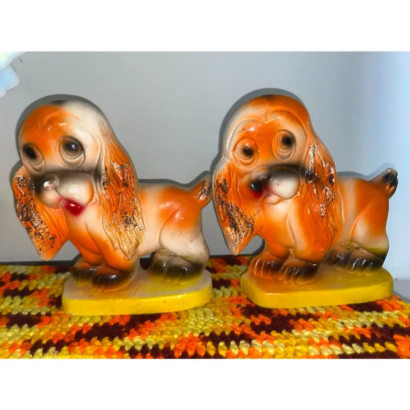 27- Vintage Kitsch dogs 70’s chalk ware